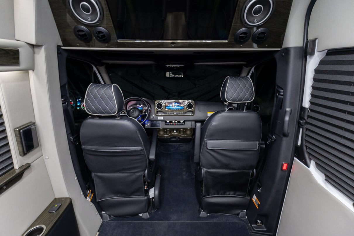 2024 Ultimate Toys Ultimate Coach 10-Passenger gallery image-16