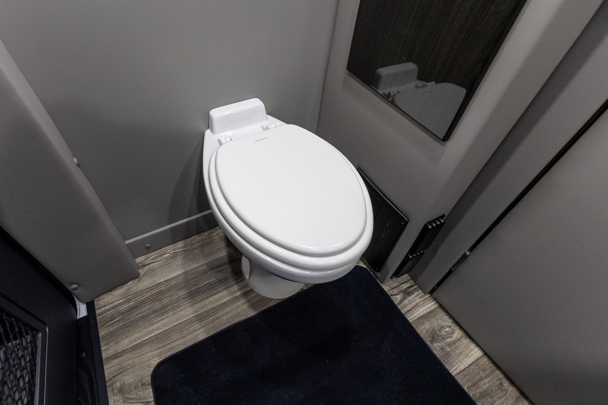 2024 Ultimate Toys Ultimate Coach 10-Passenger gallery image-25