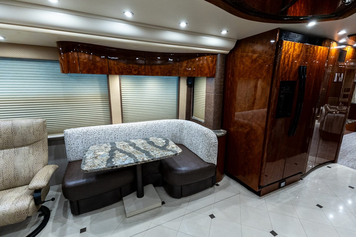 2018 Prevost Millennium H3-45 gallery image-20