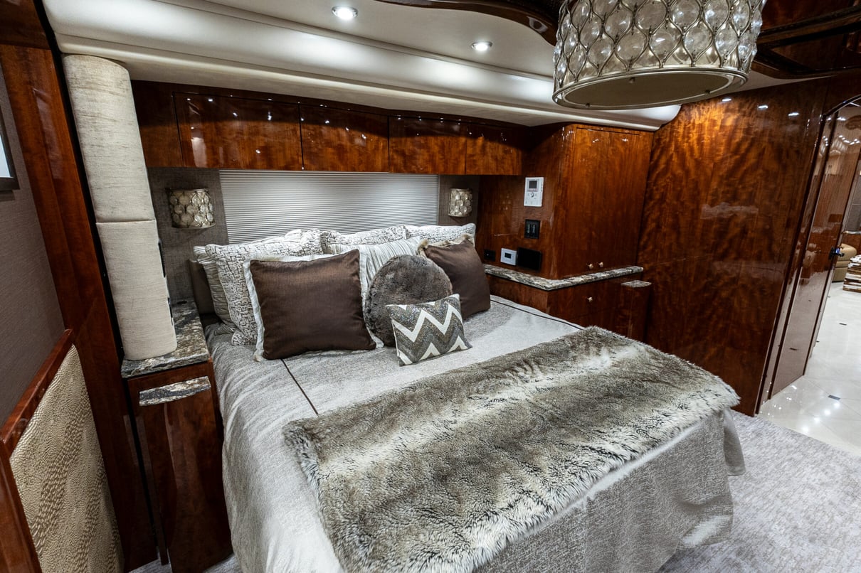 2018 Prevost Millennium H3-45 gallery image-26