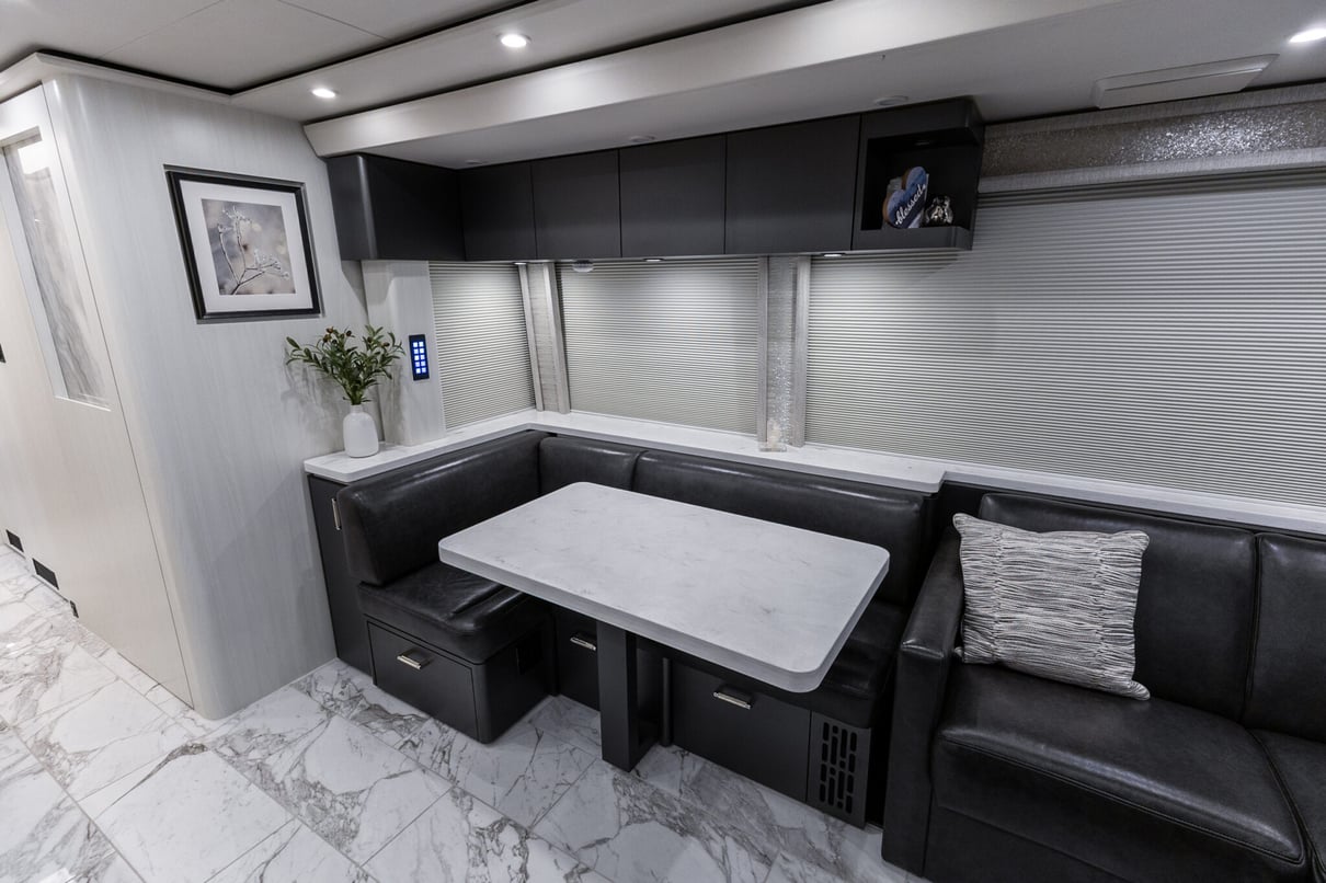 2025 Prevost Marathon H3-45 gallery image-16