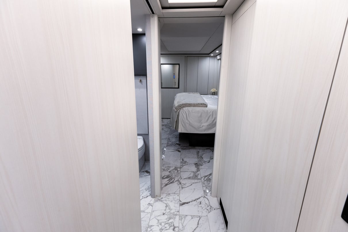 2025 Prevost Marathon H3-45 gallery image-23