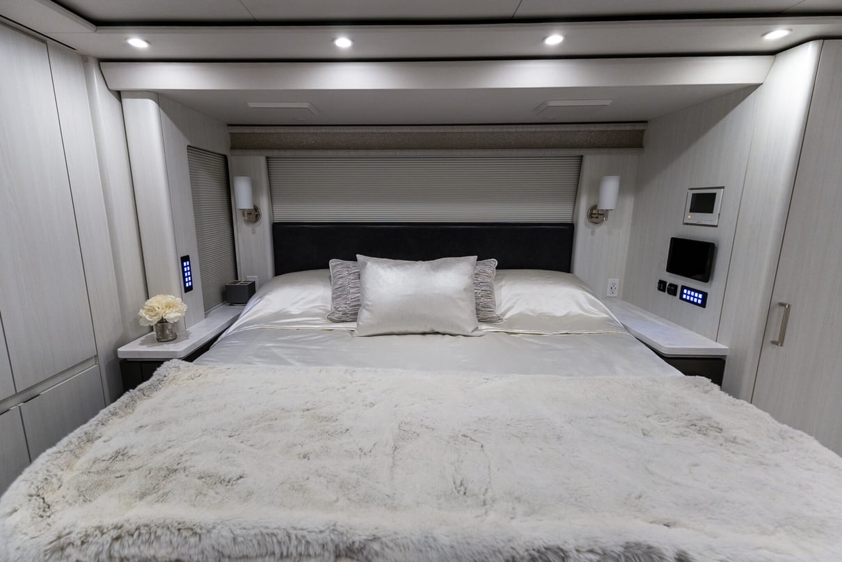 2025 Prevost Marathon H3-45 gallery image-28