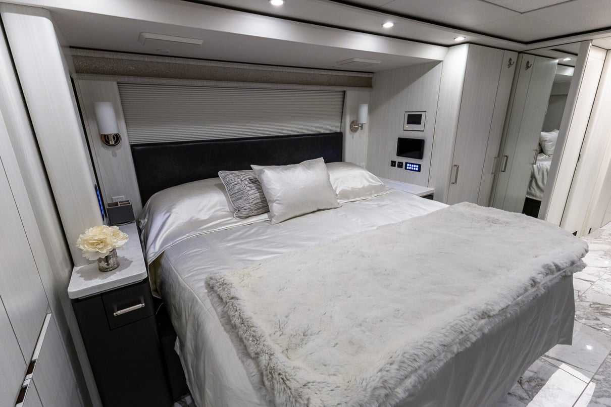 2025 Prevost Marathon H3-45 gallery image-29