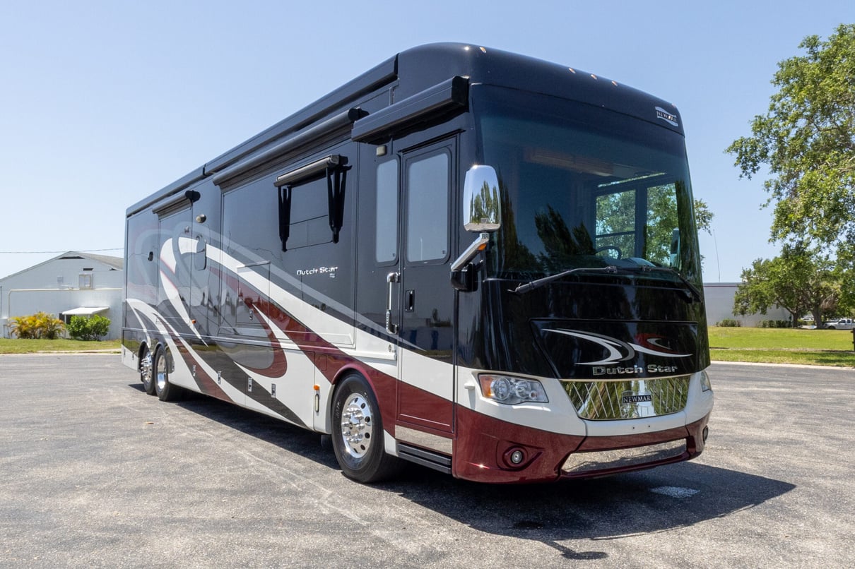 2017 Newmar Dutch Star 4369 gallery image-1