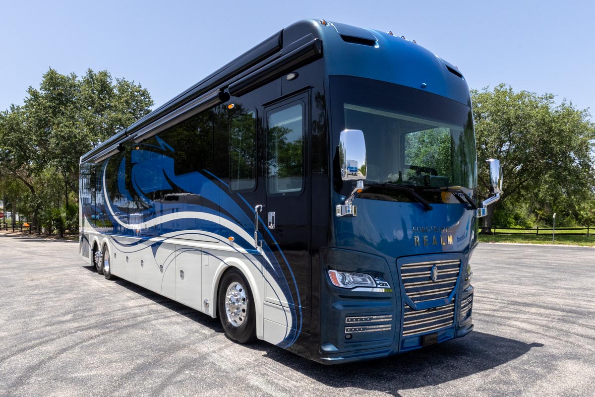 2022 Foretravel Realm LV2 gallery image-1