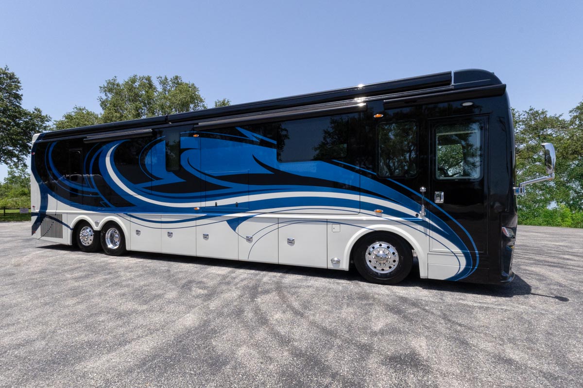 2022 Foretravel Realm LV2 gallery image-2