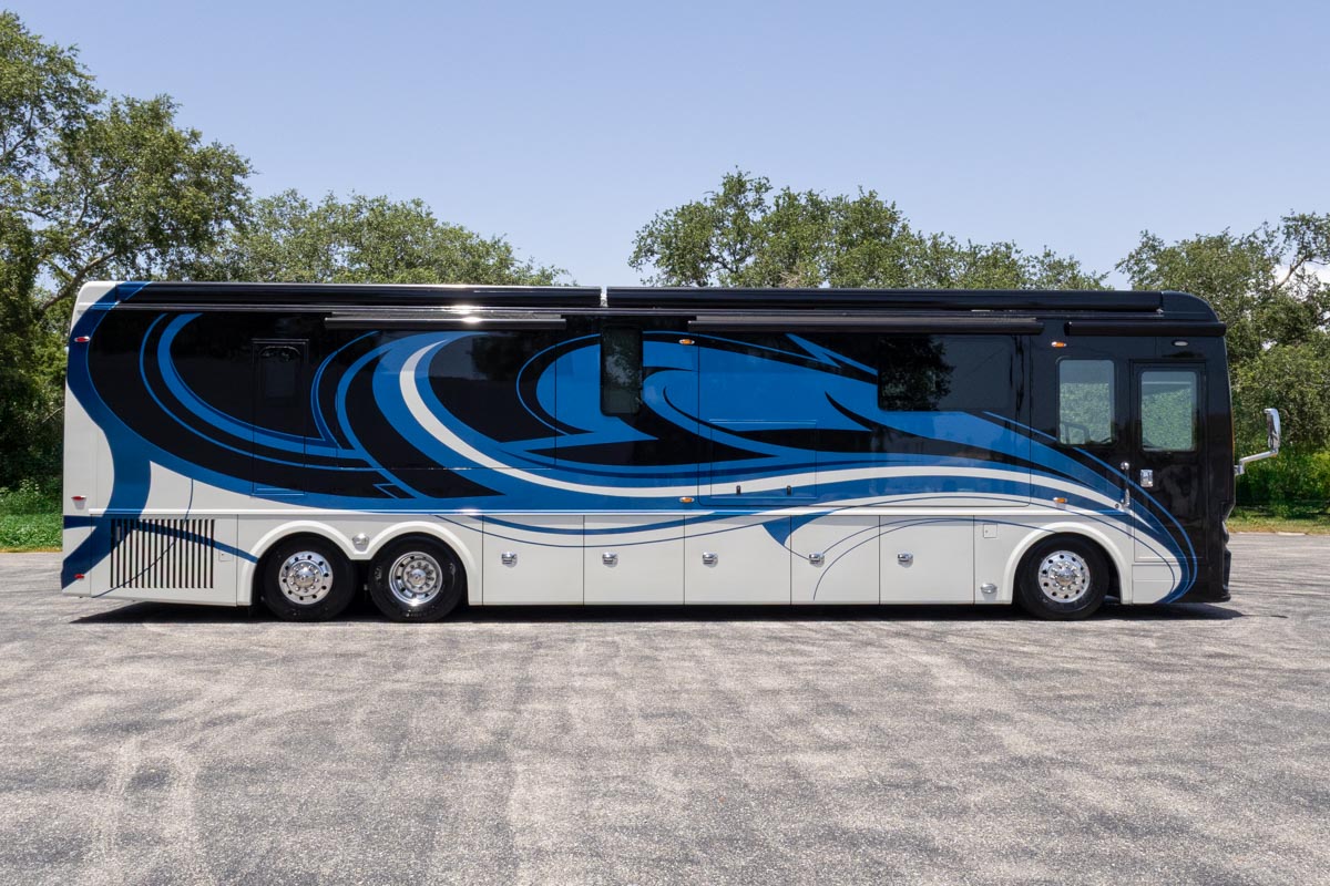 2022 Foretravel Realm LV2 gallery image-3