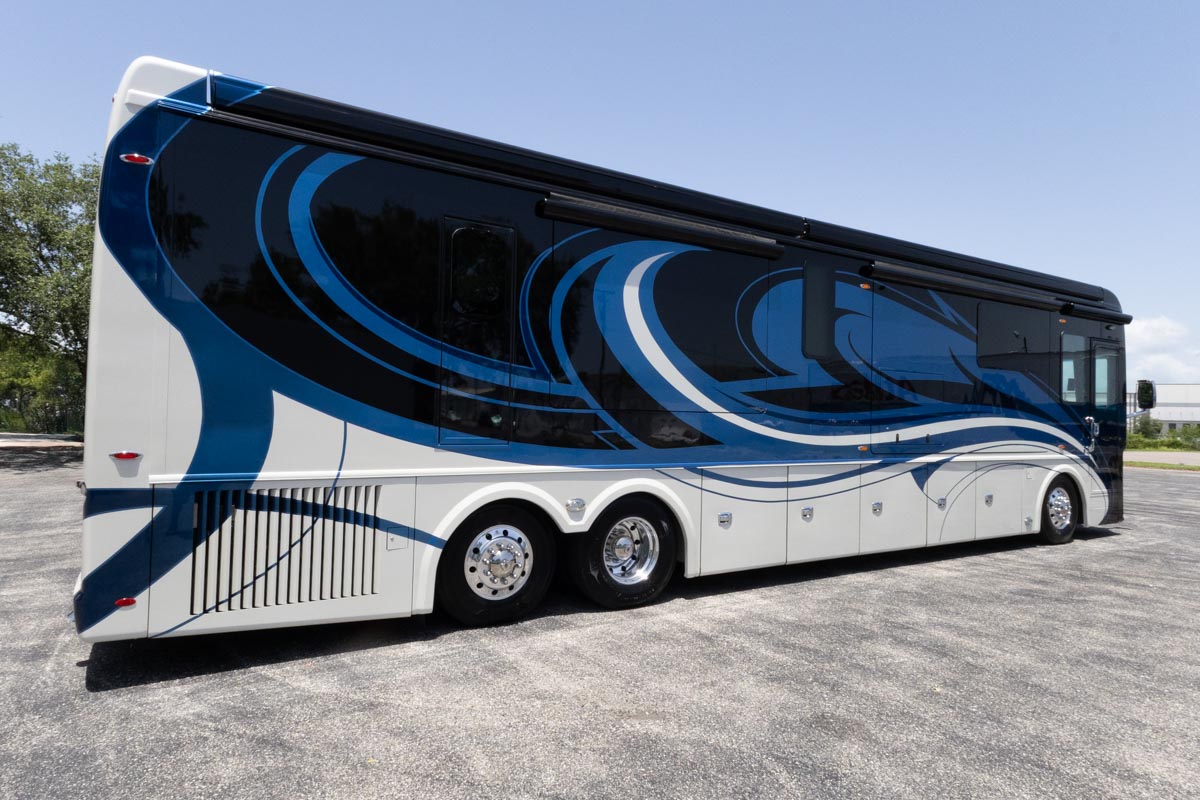 2022 Foretravel Realm LV2