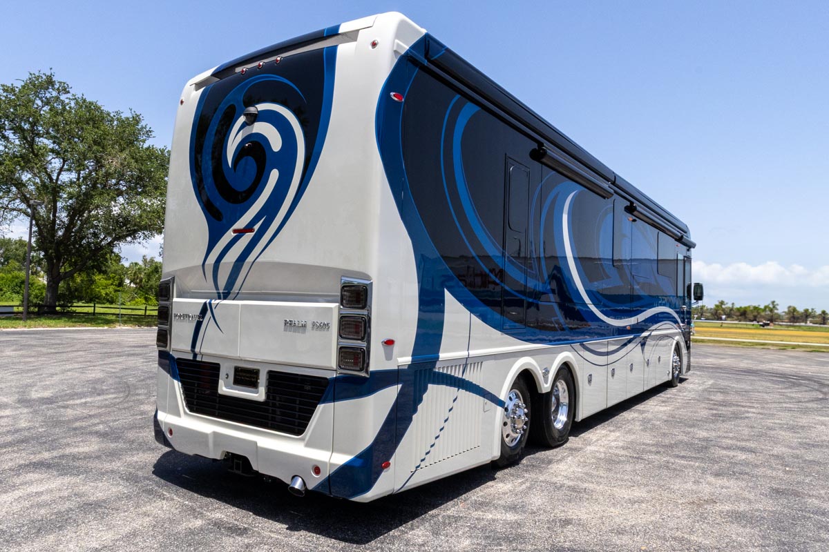 2022 Foretravel Realm LV2 gallery image-5