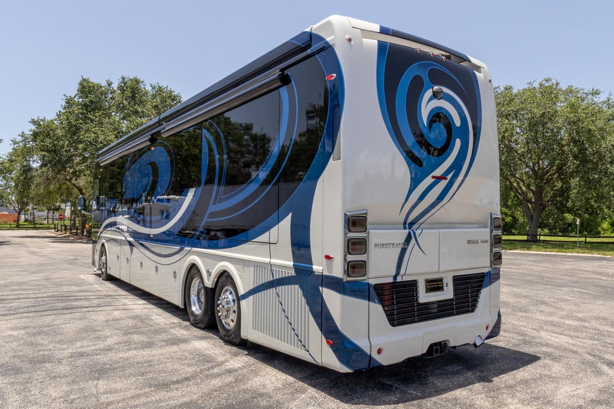 2022 Foretravel Realm LV2 gallery image-7