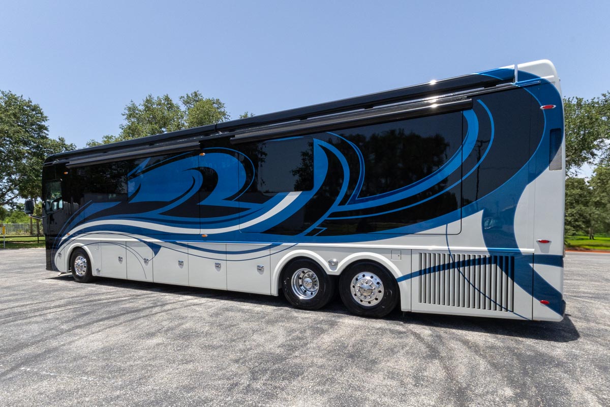 2022 Foretravel Realm LV2 gallery image-8