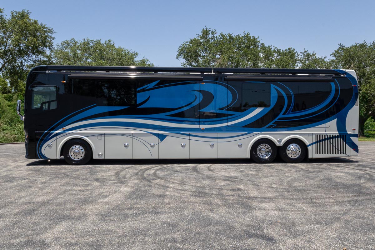 2022 Foretravel Realm LV2 gallery image-9