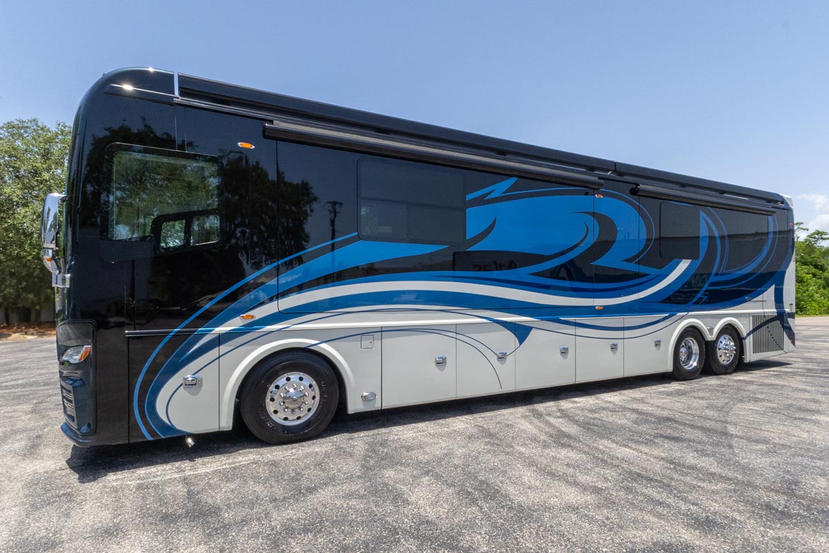 2022 Foretravel Realm LV2 gallery image-10