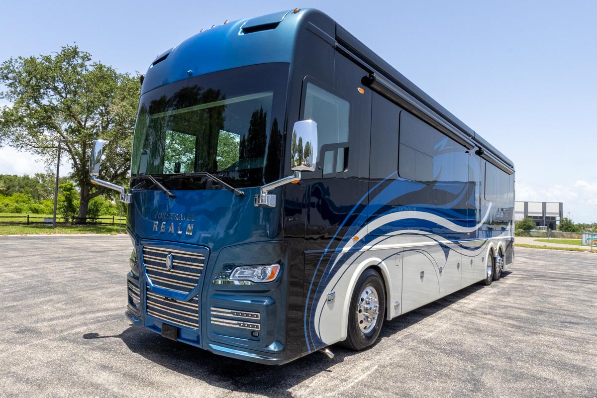 2022 Foretravel Realm LV2 gallery image-11