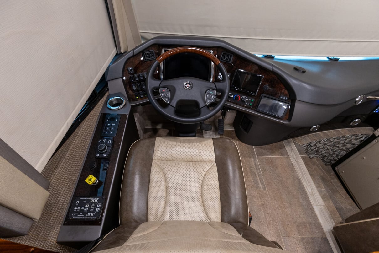 2022 Foretravel Realm LV2 gallery image-13