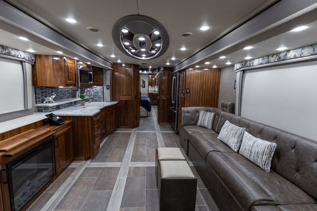 2022 Foretravel Realm LV2 gallery image-14