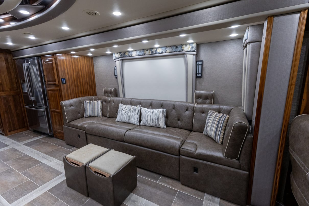 2022 Foretravel Realm LV2 gallery image-15