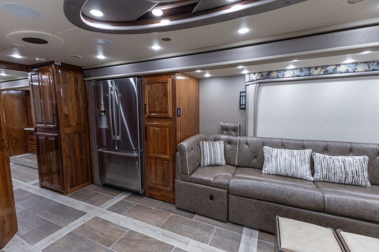 2022 Foretravel Realm LV2 gallery image-16