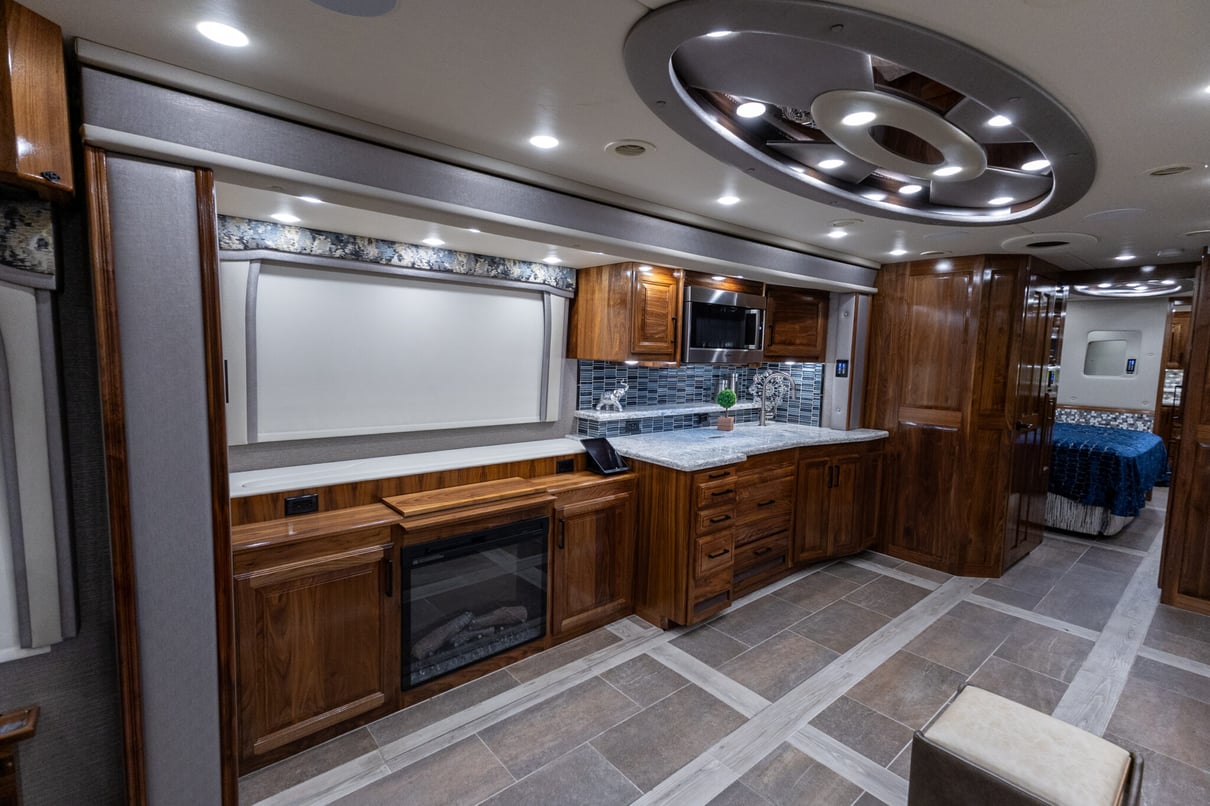 2022 Foretravel Realm LV2 gallery image-17