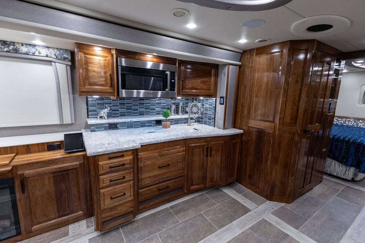 2022 Foretravel Realm LV2 gallery image-18