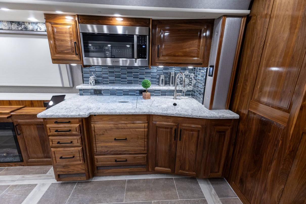 2022 Foretravel Realm LV2 gallery image-19