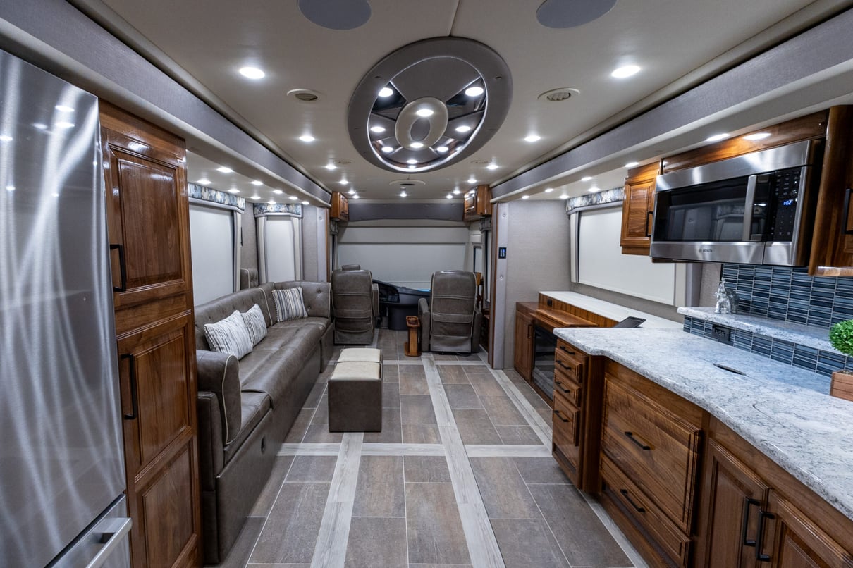 2022 Foretravel Realm LV2 gallery image-21