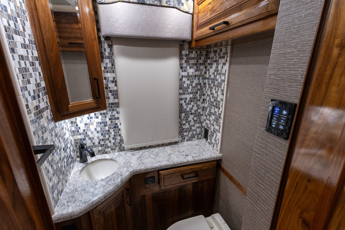 2022 Foretravel Realm LV2 gallery image-22