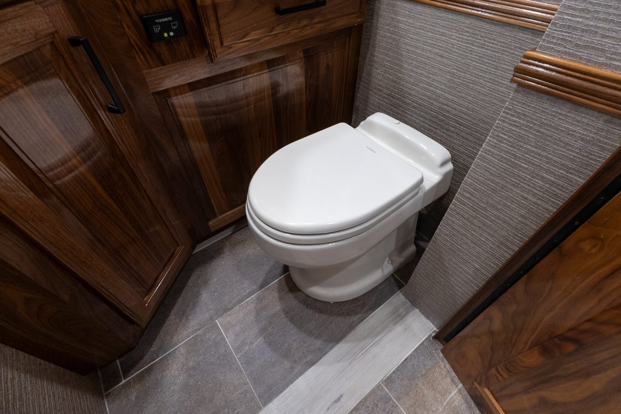 2022 Foretravel Realm LV2 gallery image-23