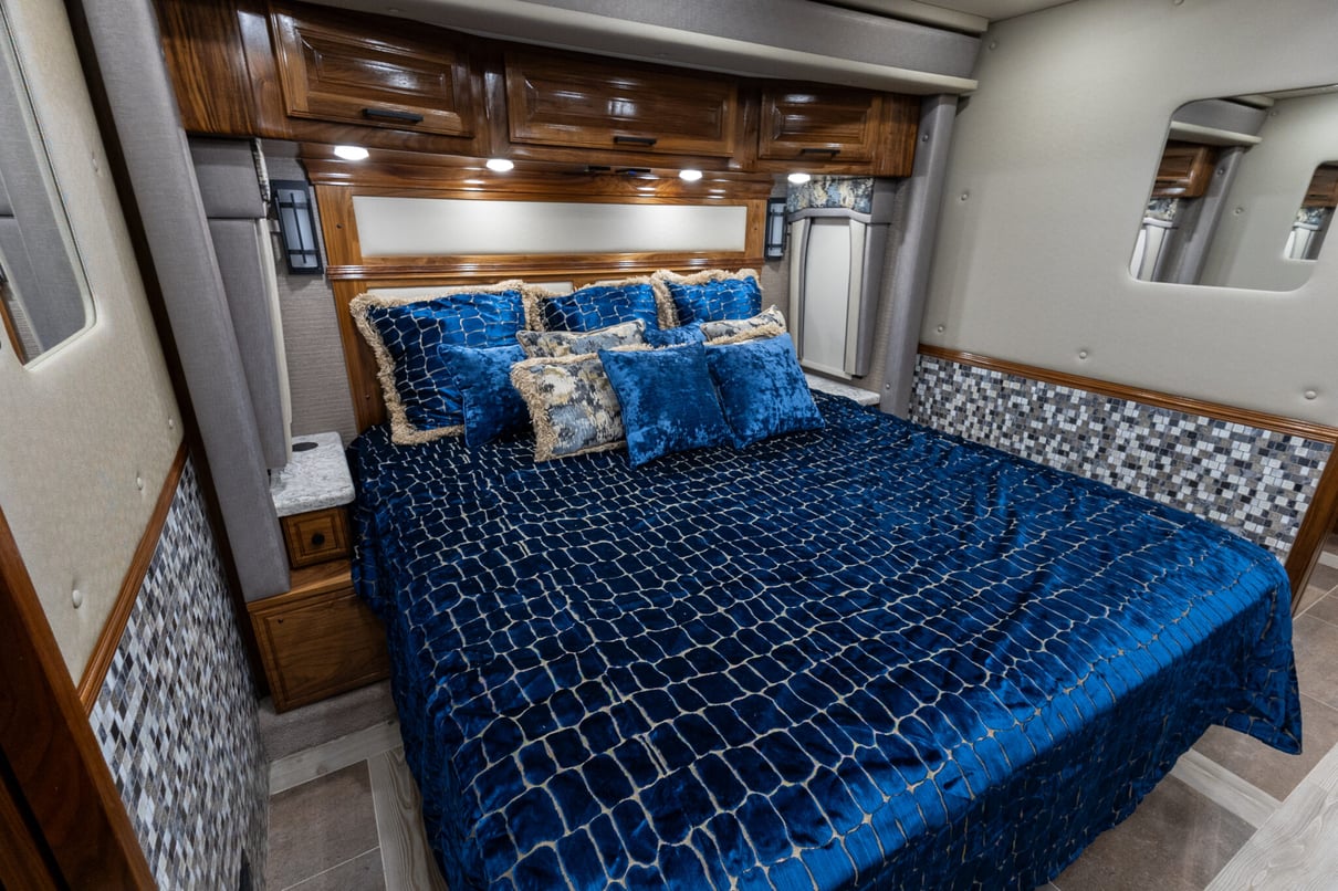 2022 Foretravel Realm LV2 gallery image-24