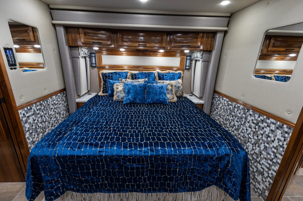 2022 Foretravel Realm LV2 gallery image-25