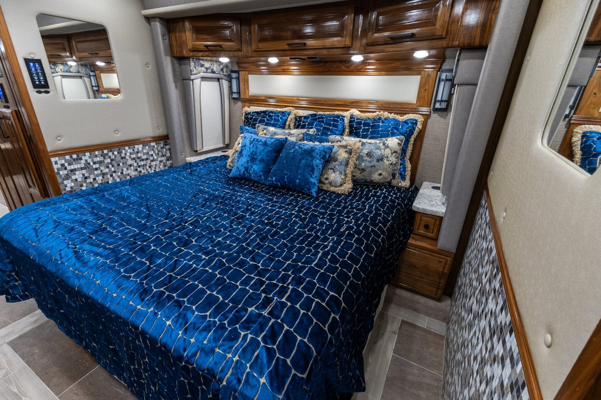 2022 Foretravel Realm LV2 gallery image-26