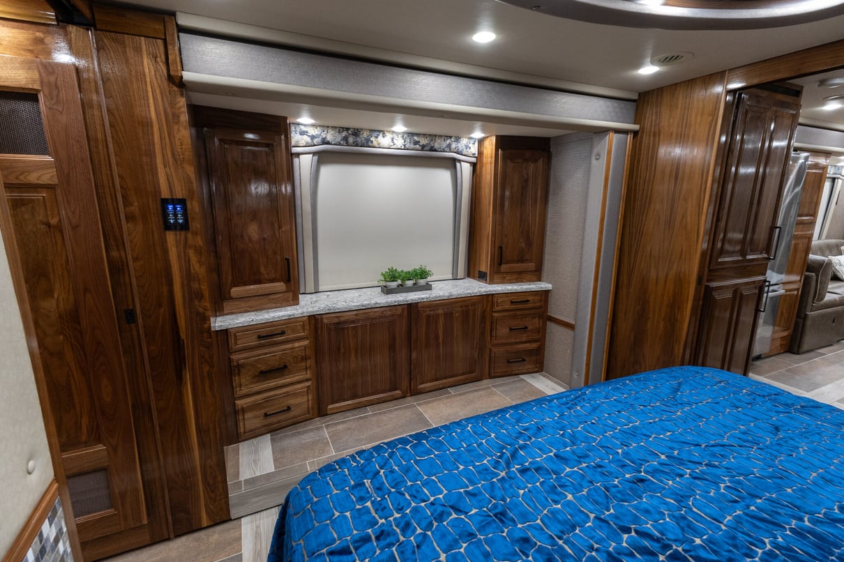 2022 Foretravel Realm LV2 gallery image-27