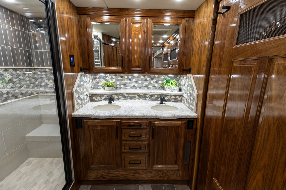 2022 Foretravel Realm LV2 gallery image-28