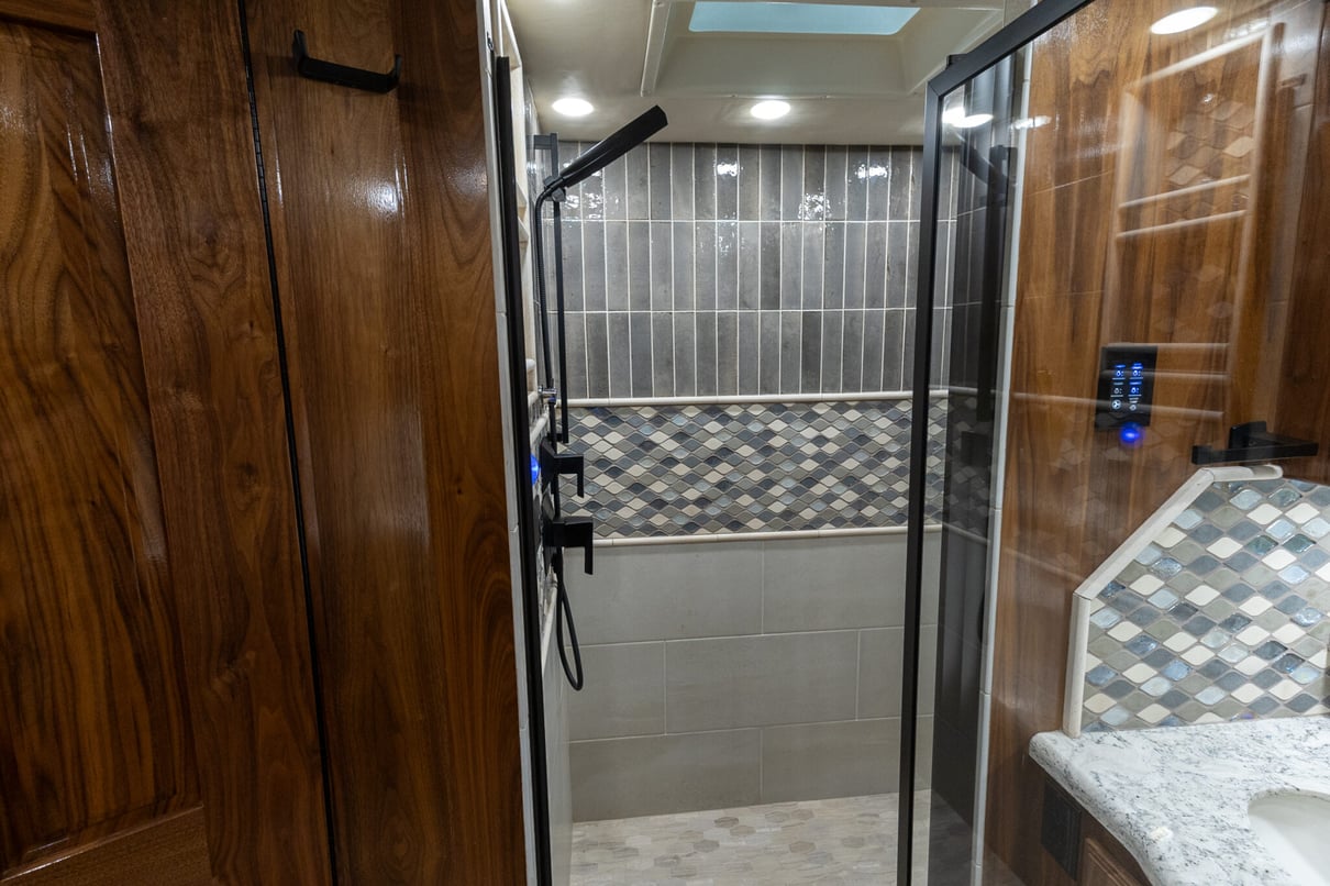 2022 Foretravel Realm LV2 gallery image-29