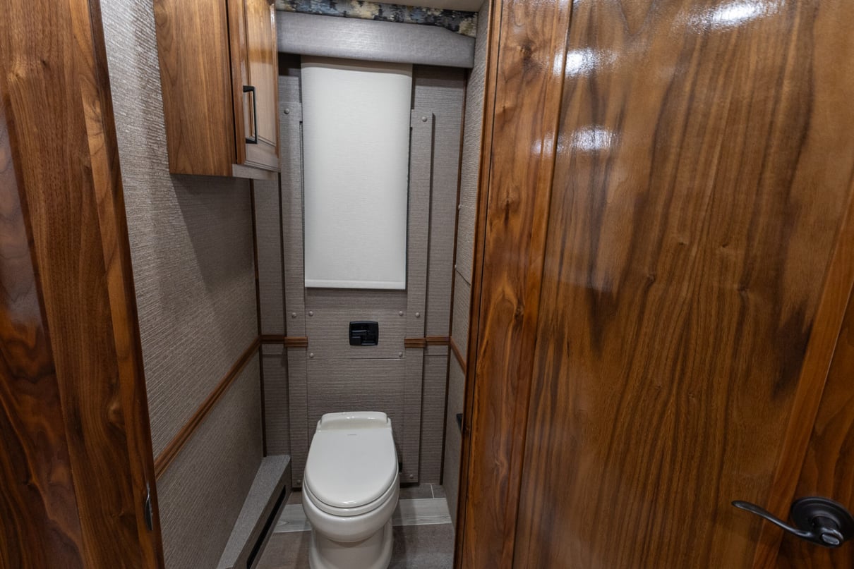 2022 Foretravel Realm LV2 gallery image-30