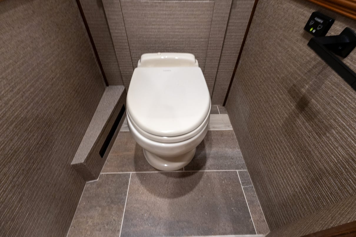 2022 Foretravel Realm LV2 gallery image-31