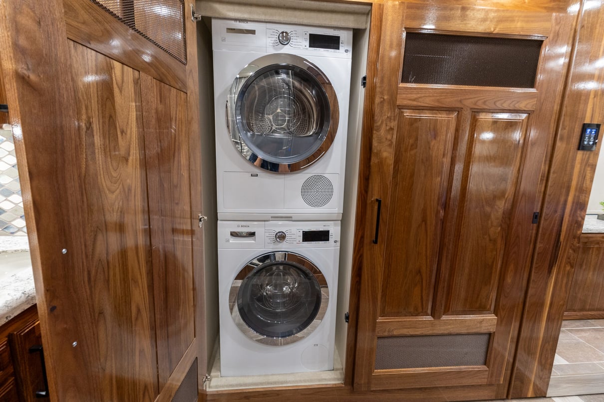 2022 Foretravel Realm LV2 gallery image-32