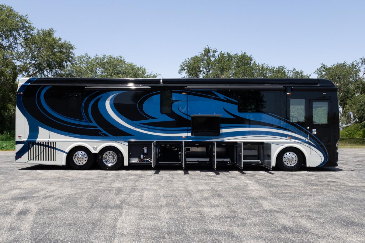 2022 Foretravel Realm LV2 gallery image-33