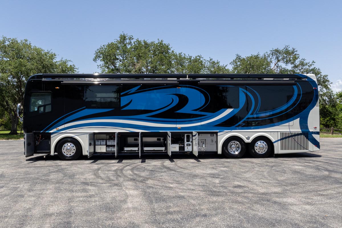 2022 Foretravel Realm LV2 gallery image-34