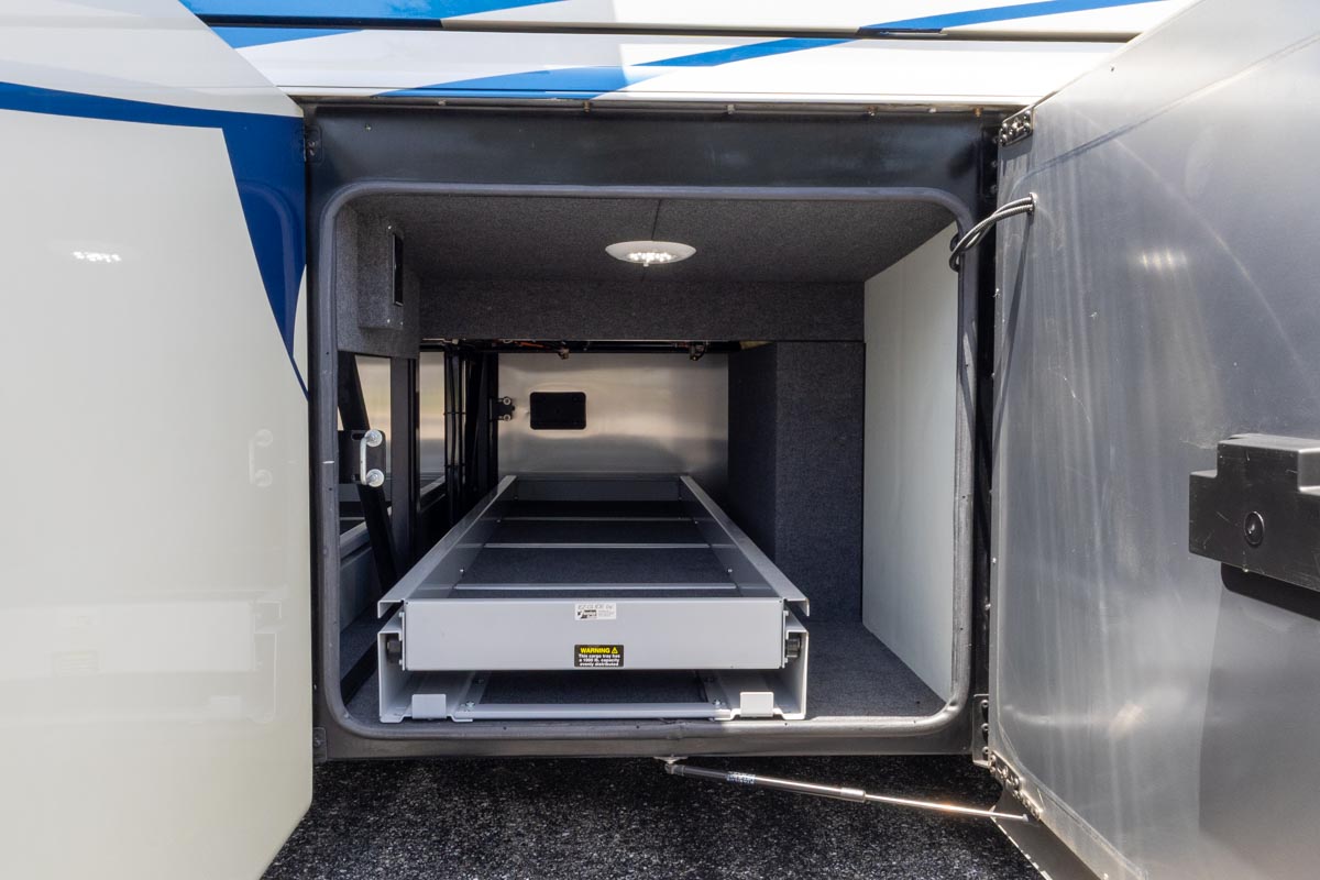 2022 Foretravel Realm LV2 gallery image-36