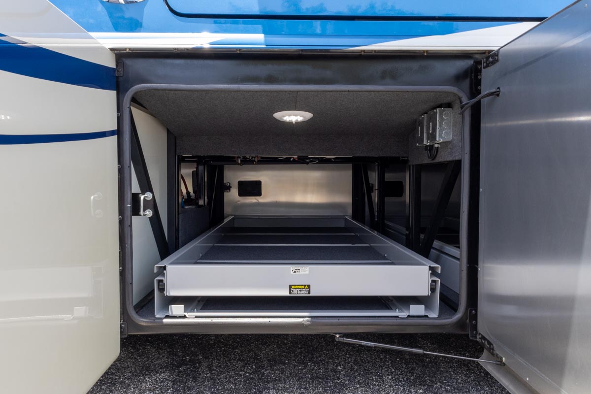 2022 Foretravel Realm LV2 gallery image-37