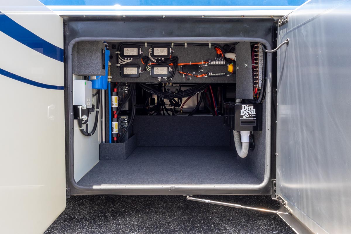 2022 Foretravel Realm LV2 gallery image-38