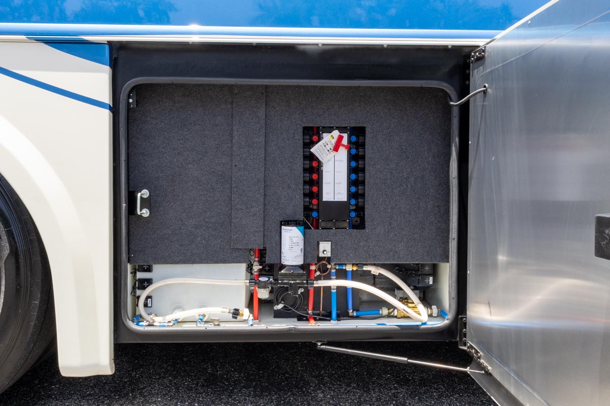 2022 Foretravel Realm LV2 gallery image-39