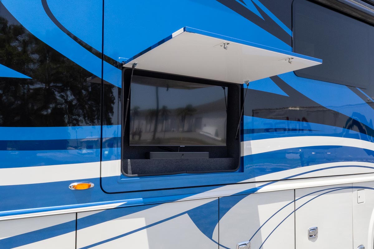 2022 Foretravel Realm LV2 gallery image-40