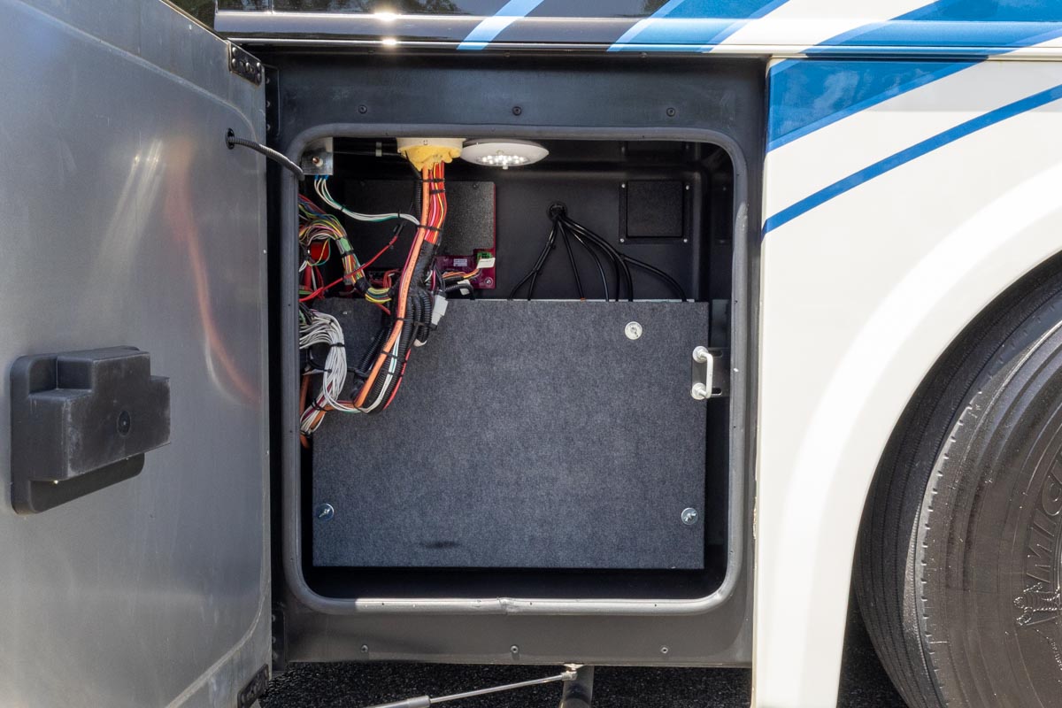 2022 Foretravel Realm LV2 gallery image-41