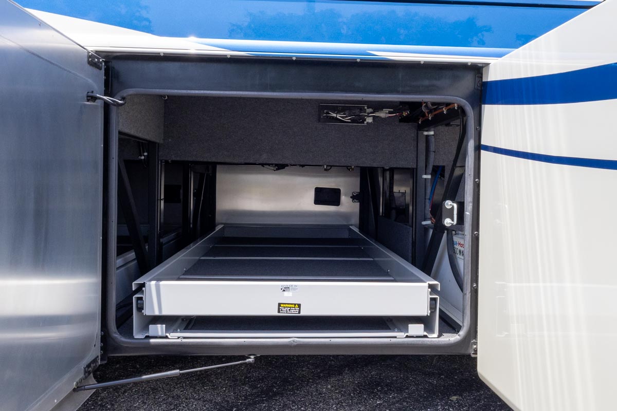 2022 Foretravel Realm LV2 gallery image-44