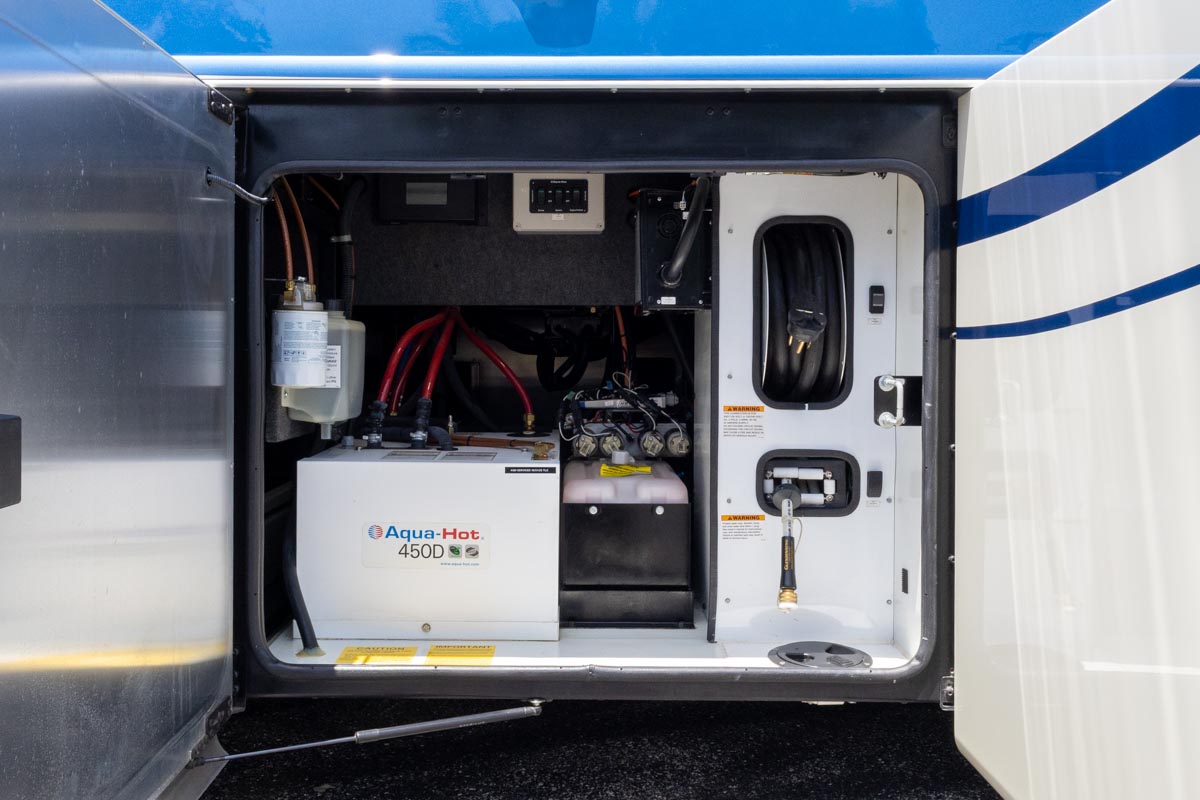 2022 Foretravel Realm LV2 gallery image-45