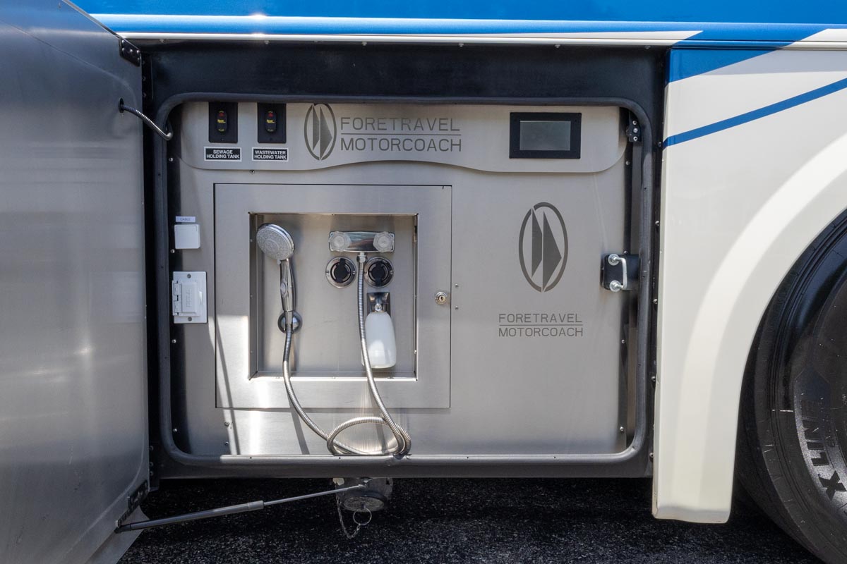 2022 Foretravel Realm LV2 gallery image-46