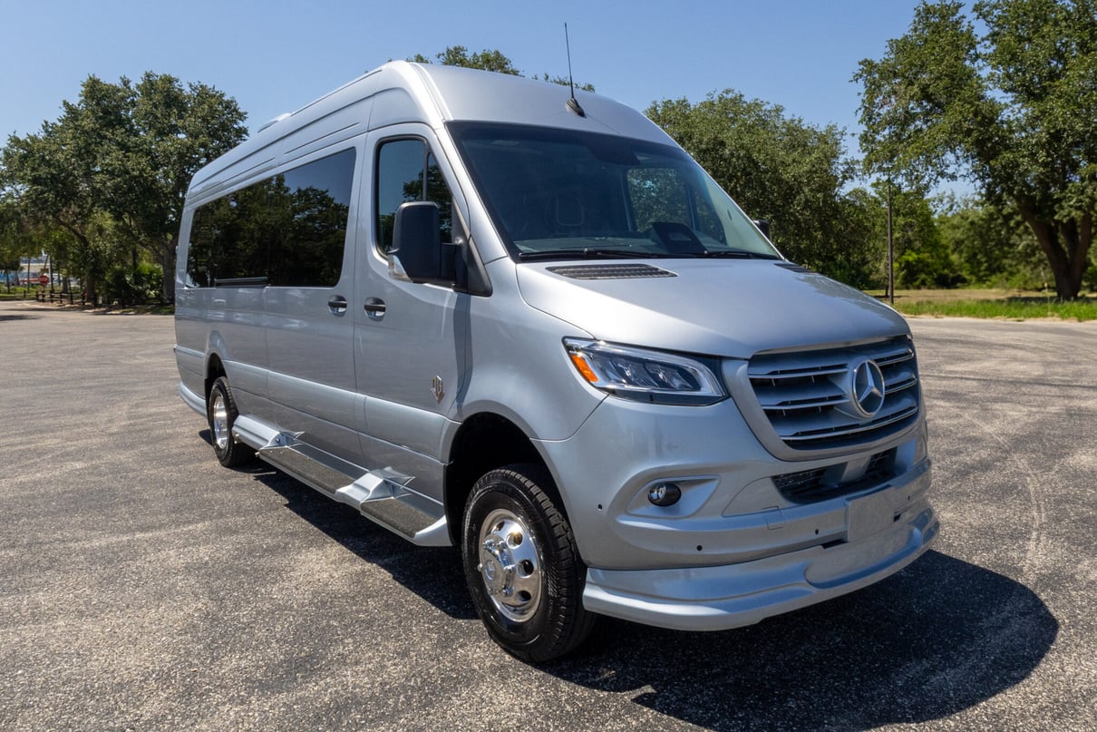 2025 OGV LUXURY COACH V-Cruise 10OBA gallery image-1